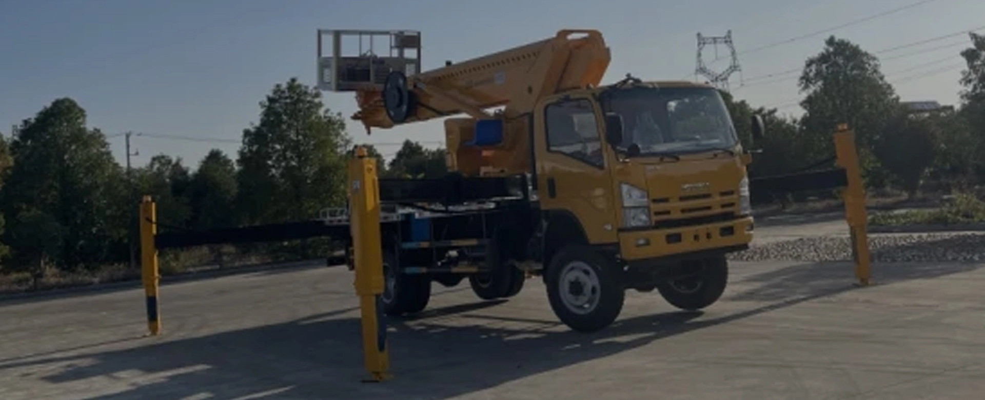 Comparing Electric vs. Manual Lifting Trucks: Which is Best for Your Needs?