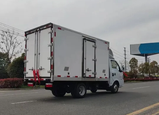 Key Considerations for Choosing the Right Logistics Truck for Your Business Needs
